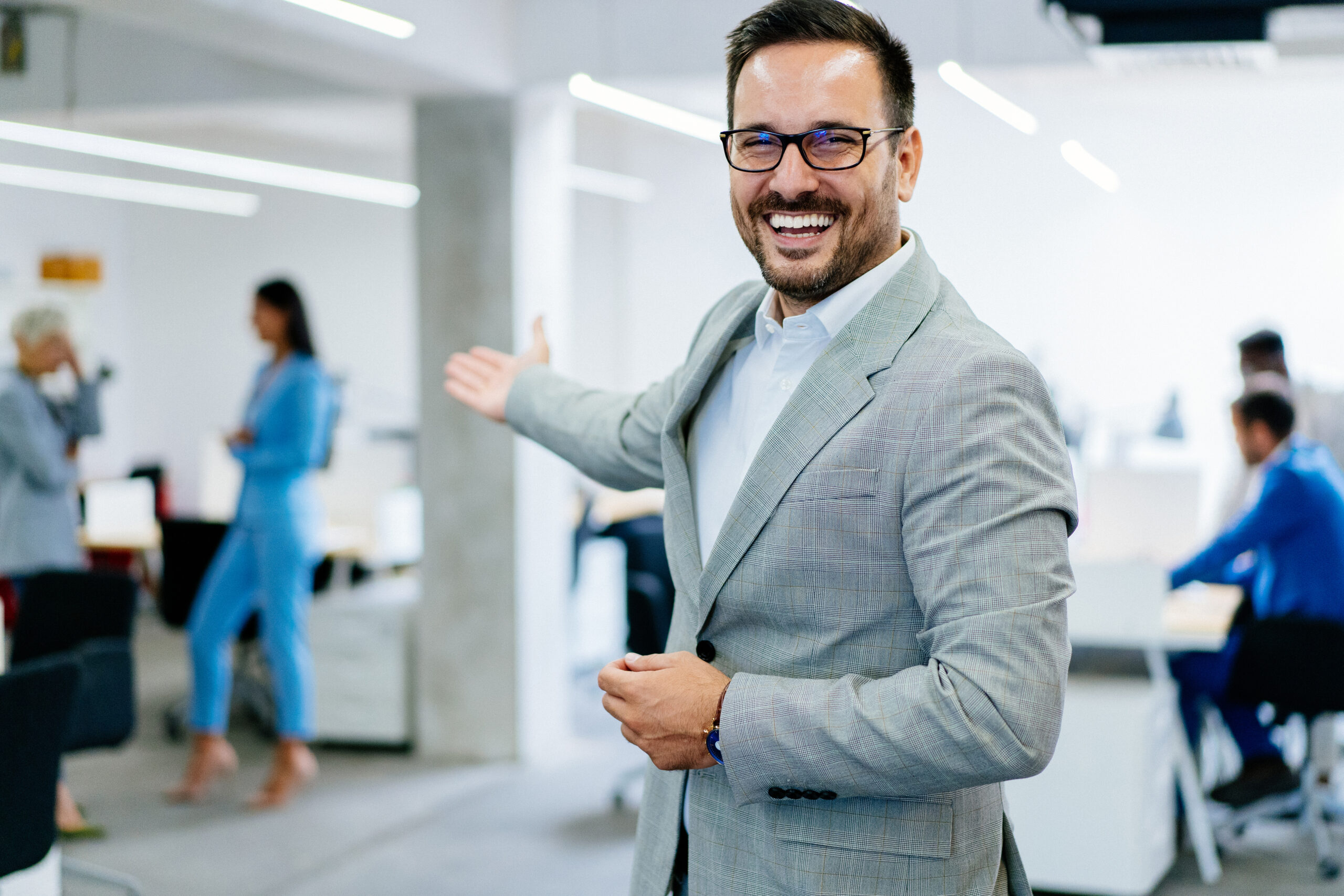Erfolgreicher Geschäftsmann im Büro.